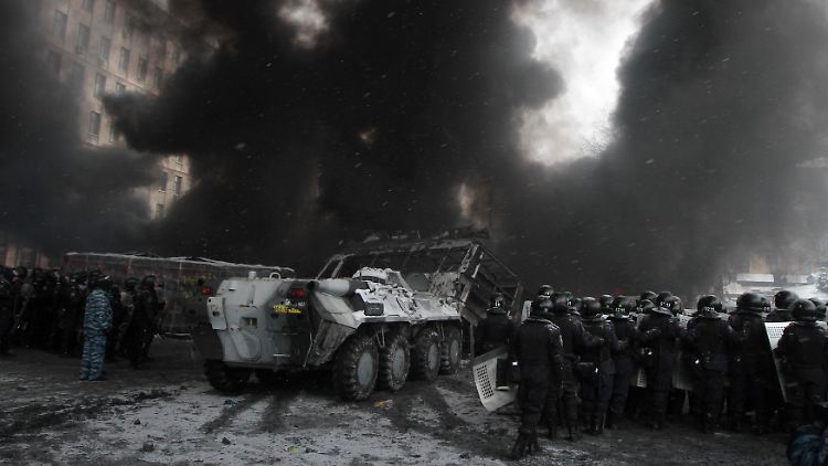 Panzer werden zur Beseitigung der Barrikaden eingesetzt.