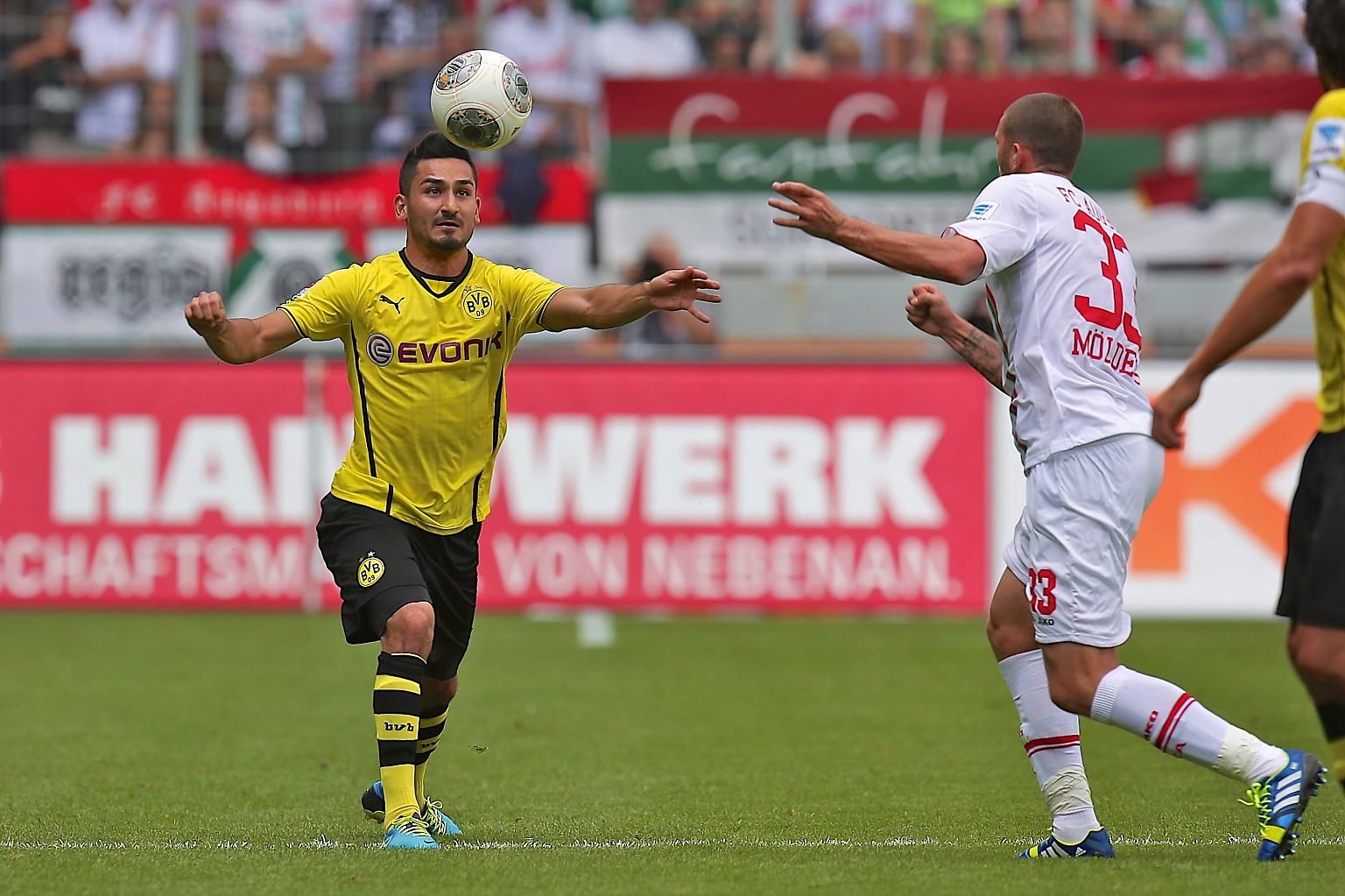 Dieses Bild hat Seltenheitswert in dieser Saison: Ilkay Gündogan spielt am 10. August 2013 in Augsburg. Nach 56 Minuten geht er vom Feld, es sind die einzigen Bundesliga-Minuten für den BVB-Star in dieser Saison.
