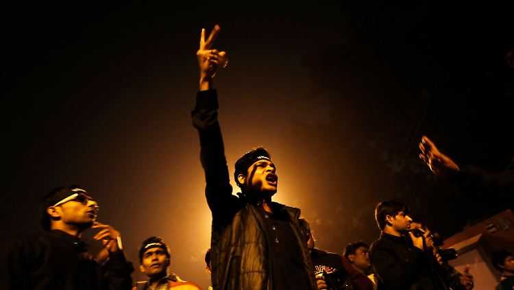 Im Dezember 2012 sorgte eine brutale Gruppenvergewaltigung in Indien weltweit für Proteste. Auch als sich das Ereignis jährte, gingen Tausende Inder auf die Straße.