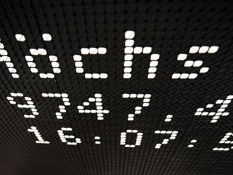 Auf der großen Anzeige in der Börse in Frankfurt am Main sind immer öfter neue Rekordstände des Dax zu sehen. Anleger sollten ihre Entscheidung für oder gegen Aktien aber nicht nur von der Kursentwicklung abhängig machen.