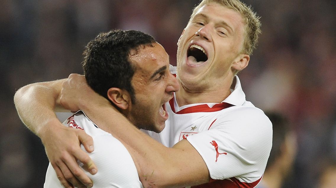 Torschütze Pawel Pogrebnjak und Cristian Molinaro feiern den zwischenzeitlichen Anschlusstreffer.