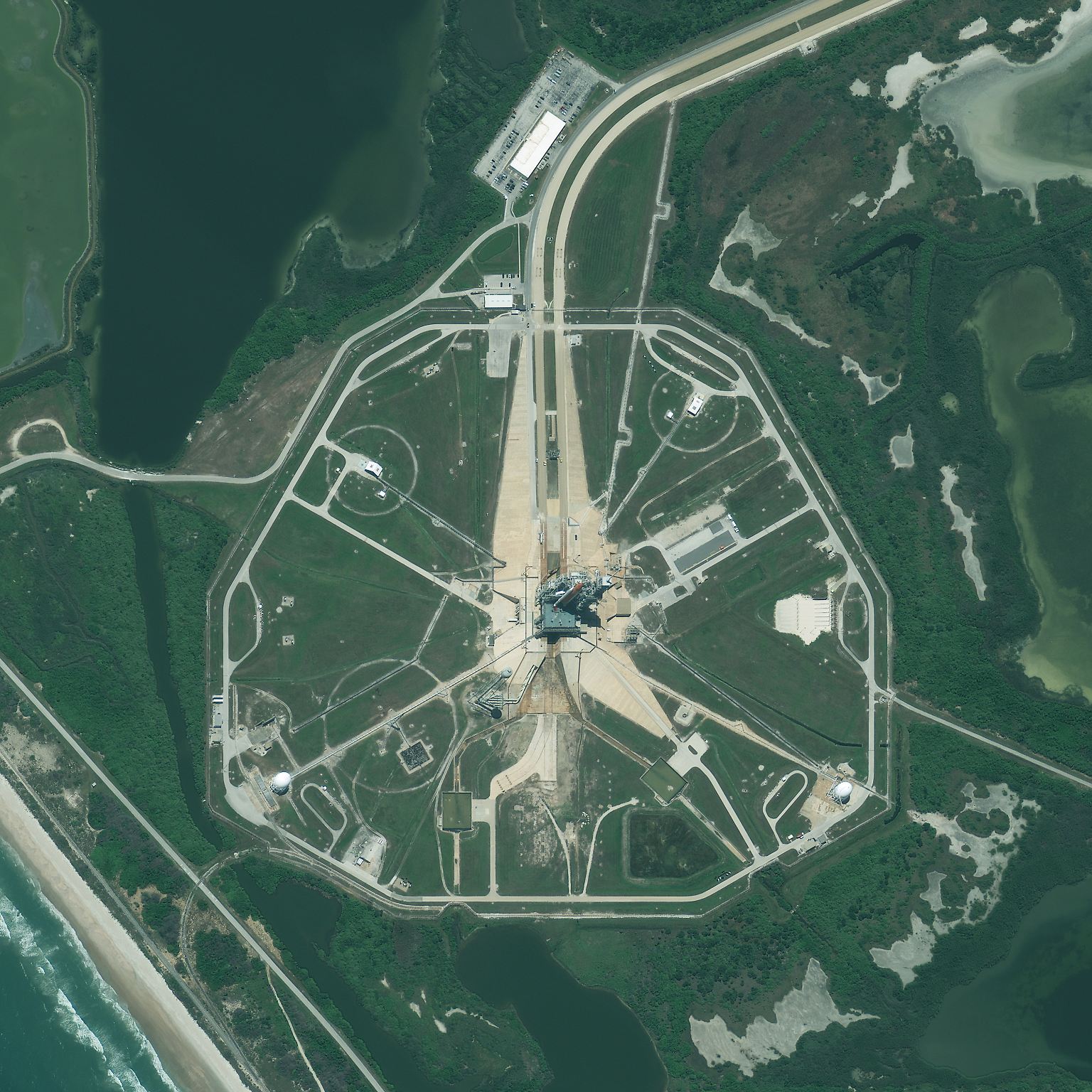 Satelliten erlauben einen faszinierenden Blick auf die Erde. Aus großer Höhe, hier sind es 680 Kilometer, dokumentieren sie die Spuren, die der Mensch auf dem Planeten hinterlässt. Die Bilder zeigen, wie sehr wir in Landschaften und Ökosysteme eingreifen - manchmal auf scheinbar harmlose Weise, manchmal mit weitreichenden Folgen. So zum Beispiel in ...