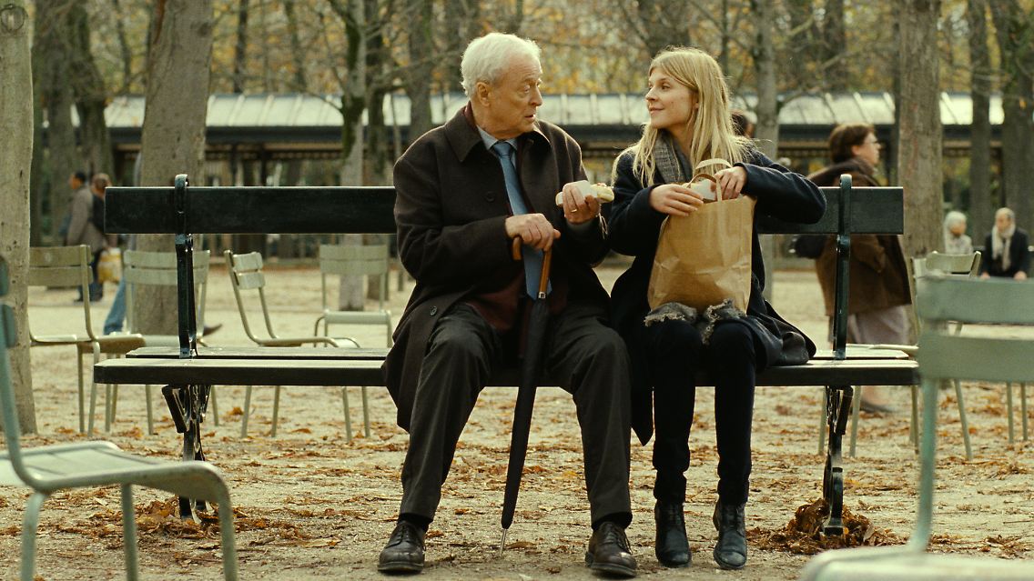 mr-morgans-last-love_Matthew Morgan (Michael Caine) und Pauline (Clémence Póesy) beim gemeinsamen Picknick im Park.jpg