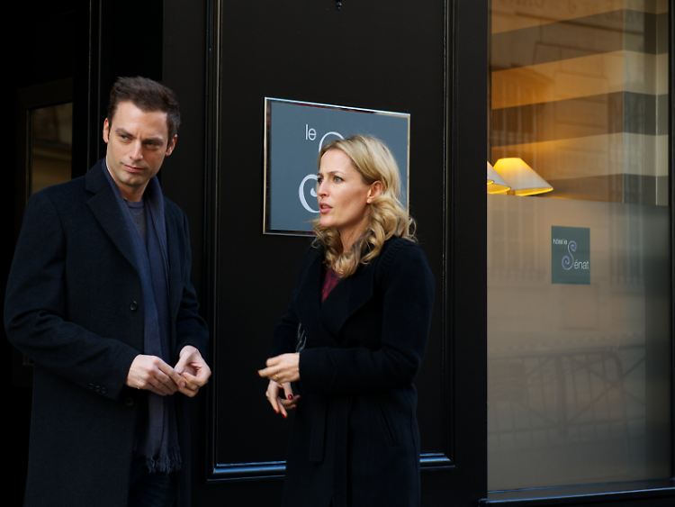 Matthew macht Kummer: Seine Kinder Miles (Justin Kirk) und Karen (Gillian Anderson) sind extra aus den USA angereist.