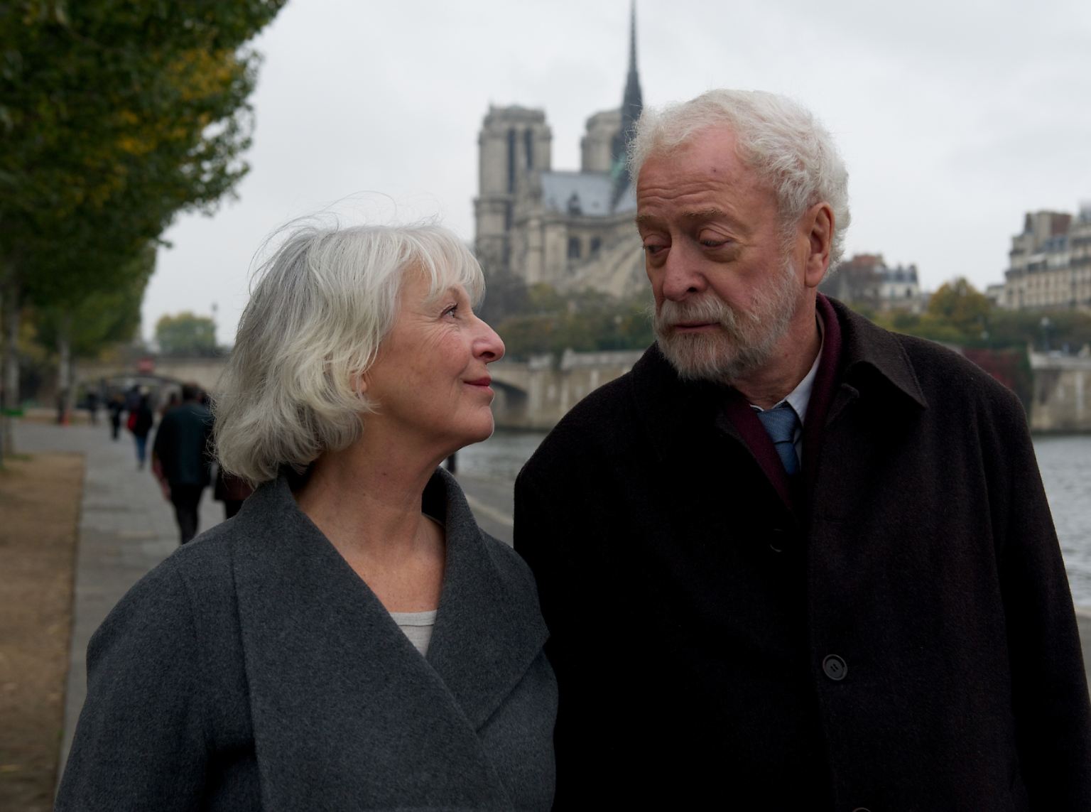 Unsterbliche Liebe: Matthew Morgan und seine verstorbene Frau Joan beim Spaziergang durch Paris - nur er kann sie sehen. Sie ist seit über drei Jahren tot.