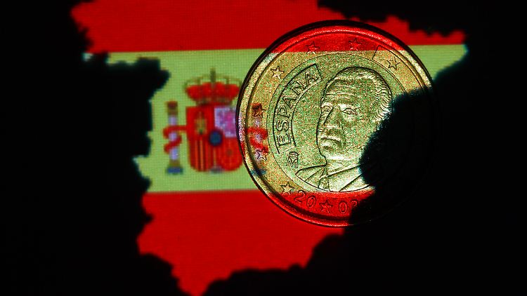 Spanien glückt eine Mega-Transaktion: Auf einen Schlag sammelt Madrid die Rekordsumme von zehn Milliarden Euro bei Investoren ein. Das entspricht annähernd dem Doppelten dessen, was Spanien zuletzt an zehnjährigen Papieren an den Markt brachte.
