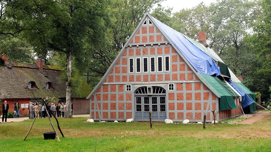 Museumskomplex "Haus im Schluh", rechts das mit einer Bauplane abgedeckte Webhaus.