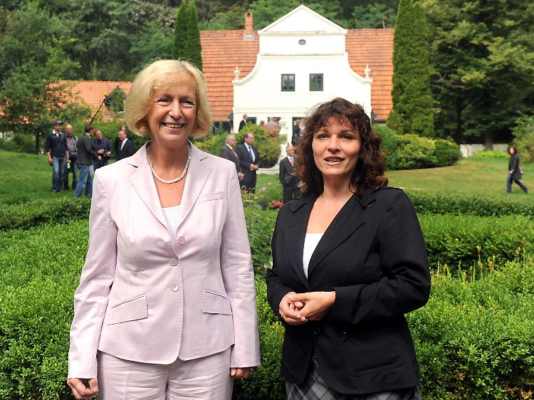 Die niedersächsische Kulturministerin Johanna Wanka (l) mit der wissenschaftlichen Leiterin der Barkenhoff-Stiftung, Beate C. Arnold, im Garten des Barkenhoff in Worpswede.