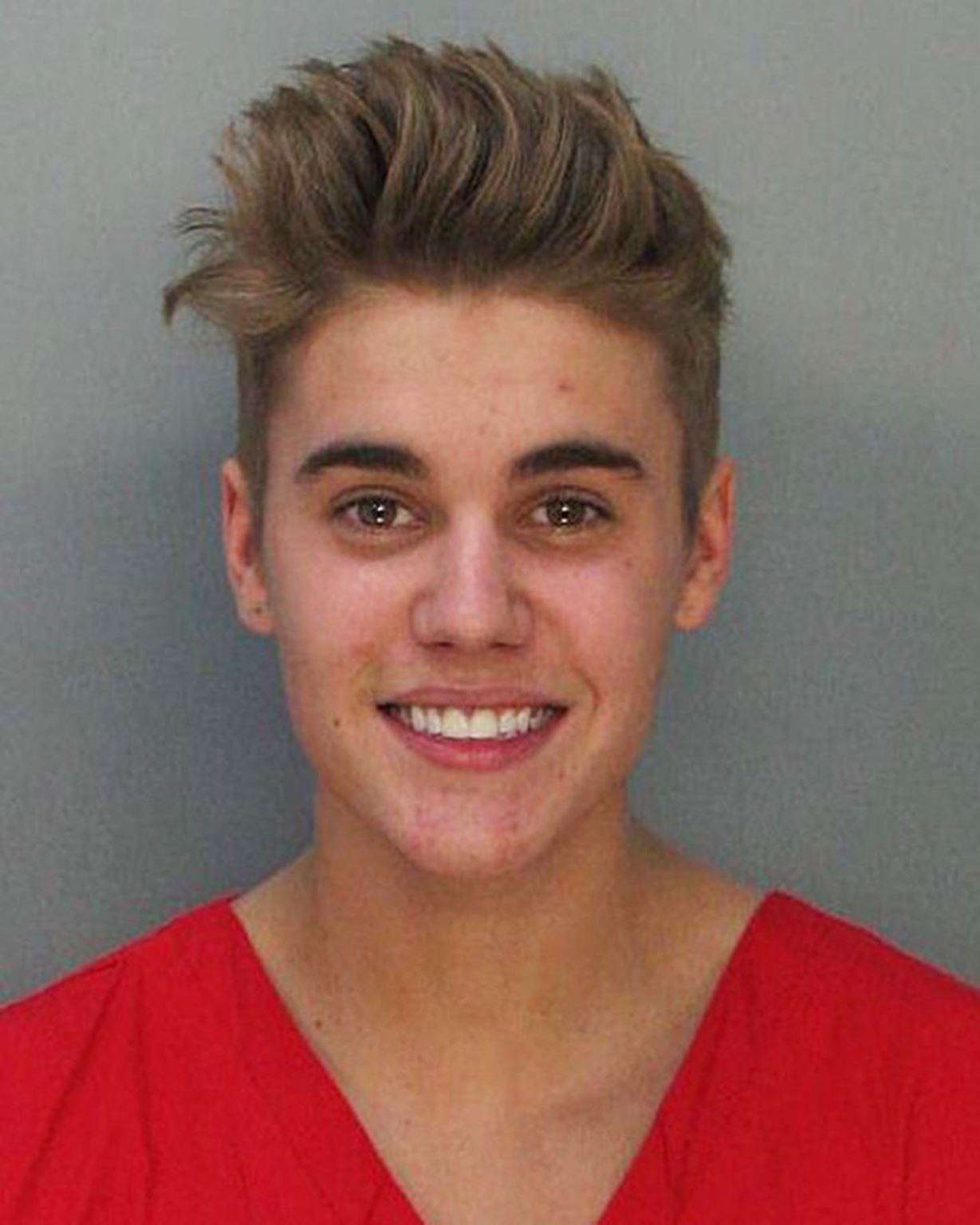 Ein freundliches Strahlen - als wäre nichts gewesen. Justin Bieber weiß wahrscheinlich, dass dieses Bild um die Welt gehen wird. Entsprechend freundlich schaut er auf diesem Polizeifoto.