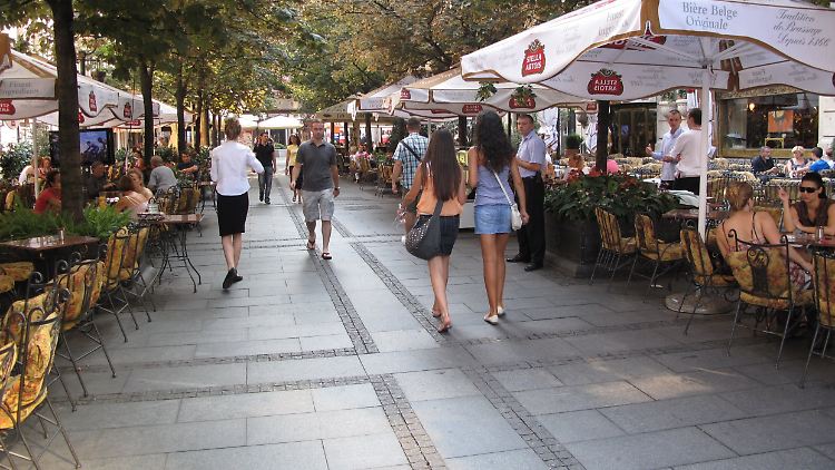 Cafes und Restaurants an der Einkaufsmeile Knez Mihajlova in der Innenstadt von Belgrad.