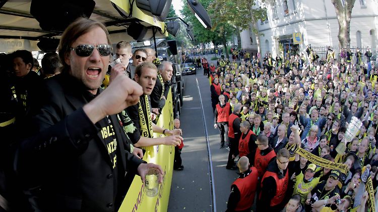 In den letzten Jahren tourte der BVB auf diesem LKW durch die Innenstadt, um Titel zu feiern. Nun will Klopp das Gefährt für einen Vizemeister-Corso im eigenen Garten nutzen. Die Gattin wird begeistert sein.