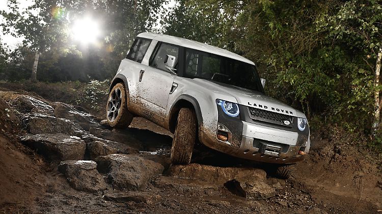 Das auf der IAA 2011 vorgestellte Konzeptfahrzeug des künftigen Land Rover, der DC100,  orientiert sich deutlich mehr am modernen Automobil-Geschmack.