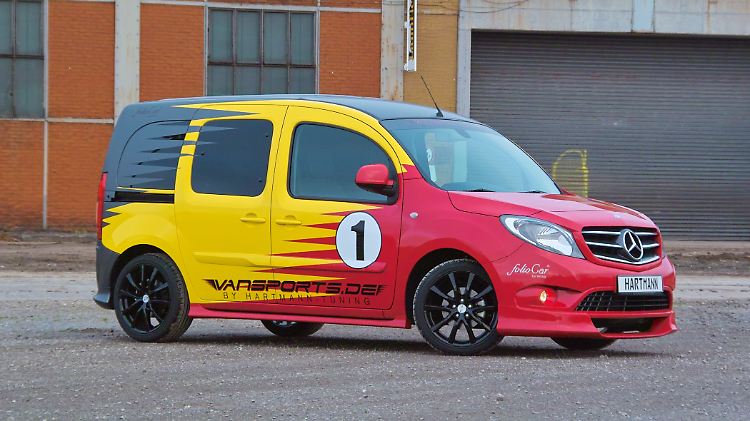Der getunte Mercedes Citan kommt in greller Aufmachung daher.