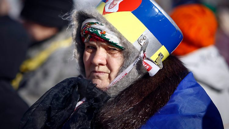 Mit einfachsten Mitteln schützen sich die Menschen auf dem Maidan vor den Gummigeschossen der Polizei.