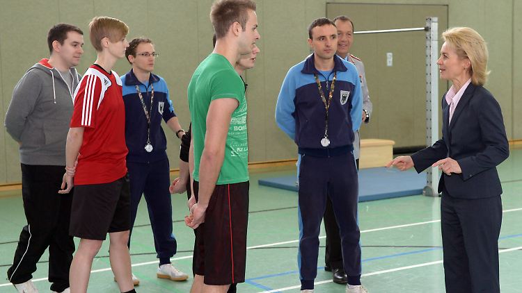 Verteidigungsministerin Ursula von der Leyen bei einem Sporttest von Bewerbern im Karrierecenter der Bundeswehr in Hannover.