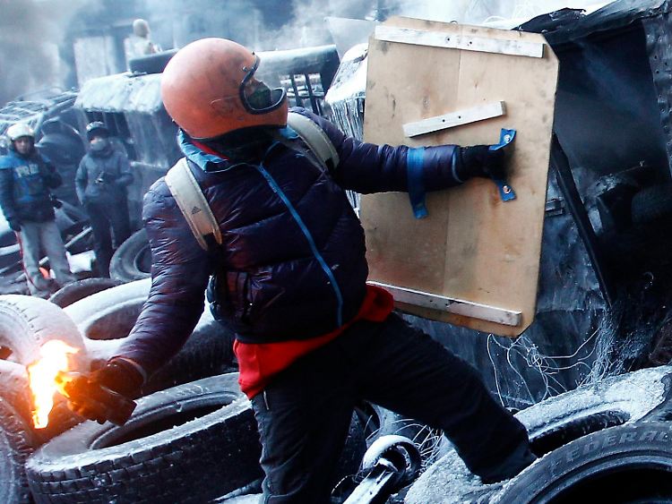 Der Kampf geht weiter: Bei minus 20 Grad bewerfen sich Regierungsgegner und Polizei mit Molotovcocktails und Blendgranaten.