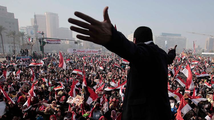 Die andere Seite: Auf dem Tahrirplatz veranstaltet die Militärführung mit Anhängern eine Kundgebung zur Feier der Revolution.