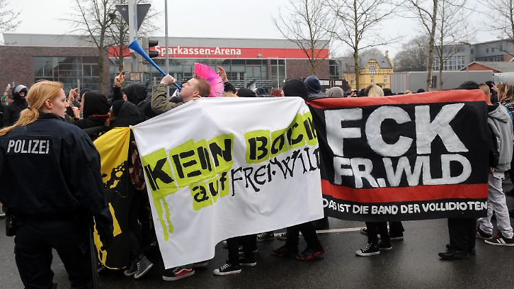 Gegner der Band werfen ihr vor Konzerten nationalistisches Gedankengut und Gewaltverherrlichung vor.