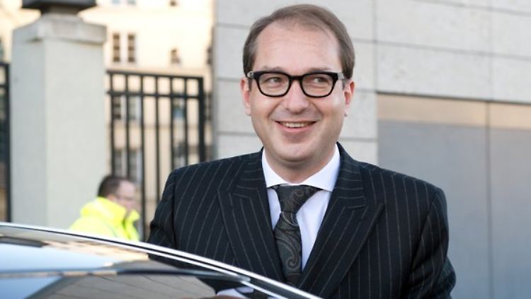 Bundesverkehrsminister Alexander Dobrindt hält am Millionenziel fest.
