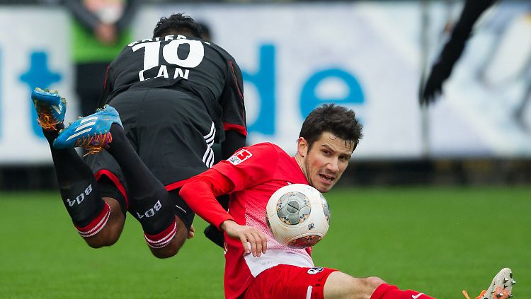 Leverkusens Emre Can (l) kämpft mit Freiburgs Mensur Mujdza um den Ball - und verliert.