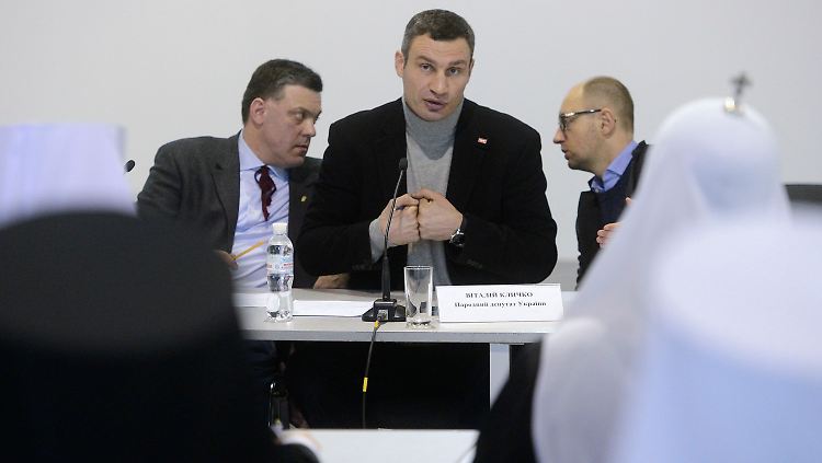 Klitschko mit den beiden anderen Oppositionsführern Tjanhibok und Jazenjuk.
