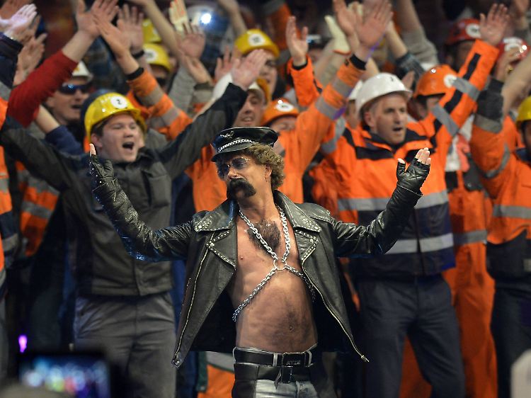 Lanz bei den Village People? Nee, Atze bei der Saalwette.