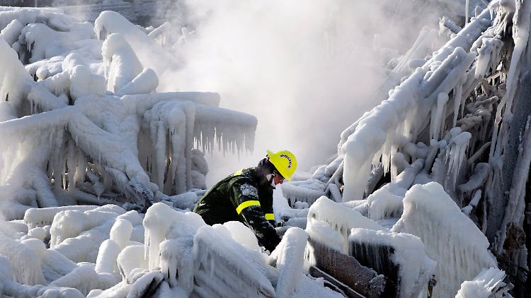 Für die Helfer ist bei der dicken Eisschicht kaum ein Durchkommen.