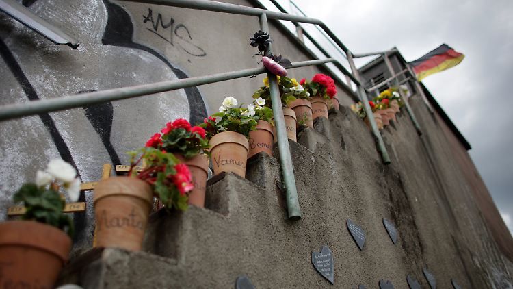 Die Treppe neben der Rampe, wo 21 junge Raver starben, ist seit Juli 2013 offizielle Gedenkstätte für die Toten.