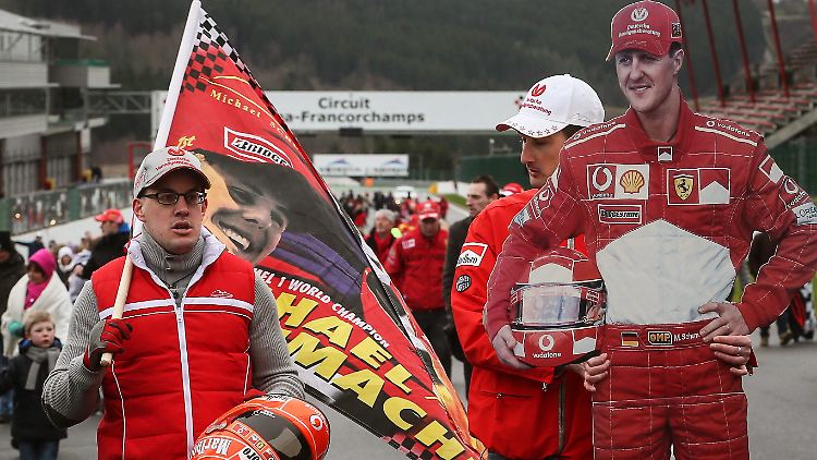Genesungswünsche der anderen Art: Hunderte Fans marschieren über die Rennstrecke.
