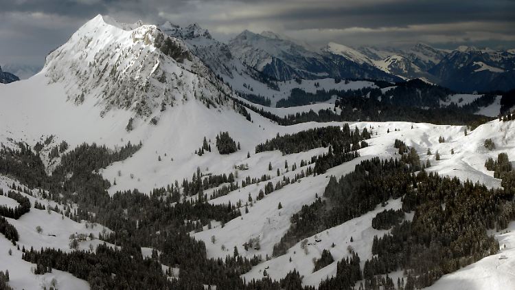 Es kehrt wieder Ruhe ein in den Schweizer Alpen um Davos.