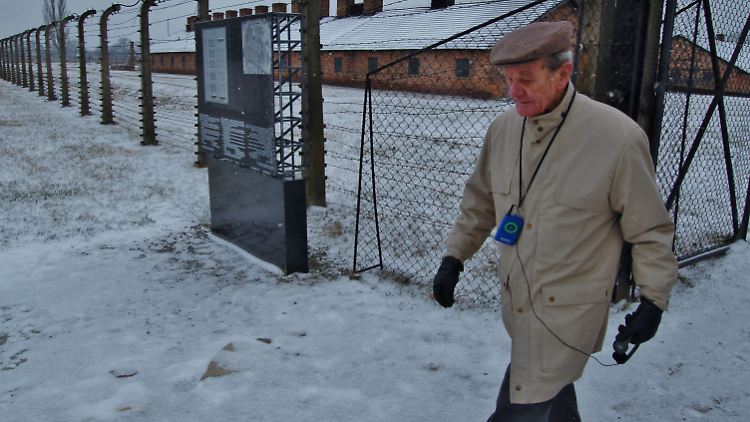 Jacek Zieliniewicz besucht Auschwitz. Er überlebte das Vernichtungslager Birkenau.