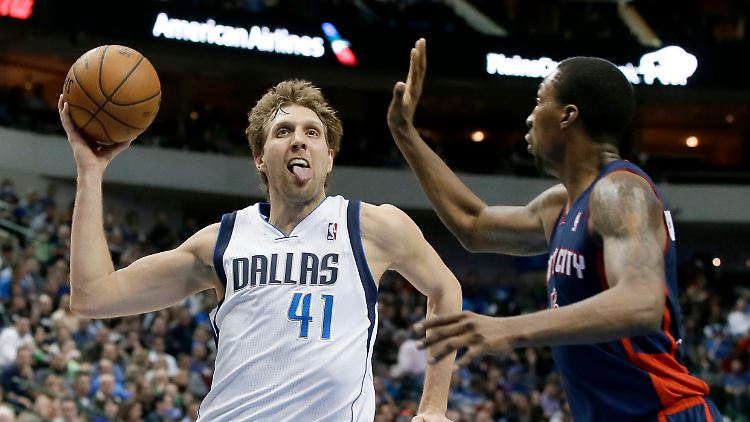 Wer so spielt wie Michael Jordan, darf auch mal Zunge zeigen: Dirk Nowitzki hat die Pistons nahezu im Alleingang bezwungen.