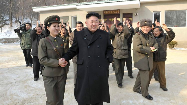 Kim Jong UN beim Besuch einer Armeeeinheit in Madu.