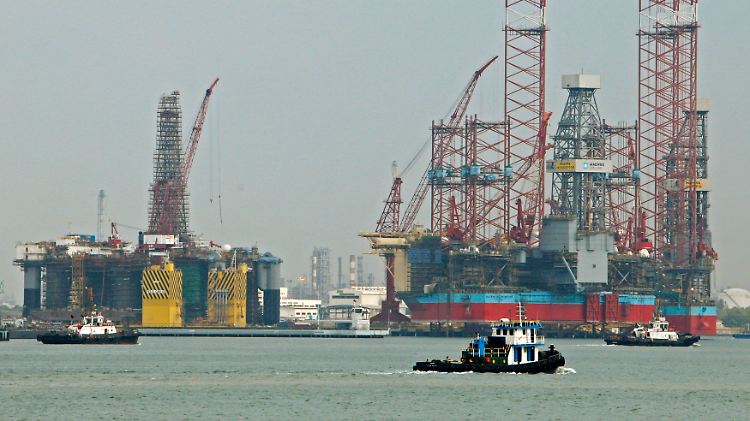 Schlepper vor einer Spezialwerft in Singapur: Bei Keppel FELS warten schwimmende Bohrplattformen auf ihren Einsatz im Küstengewässer.