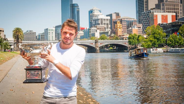 Am morgen nach dem Sieg erscheint Wawrinka leger gekleidet zum Fototermin mit Journalisten.