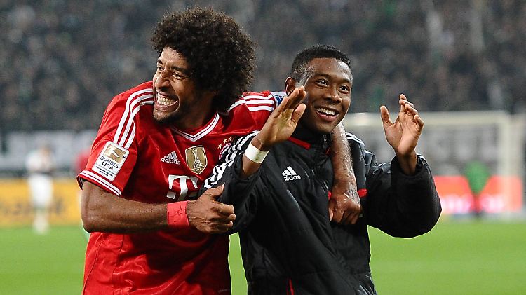 Wer will es ihnen verdenken? Dante und David Alaba scheinen sich über die Dominanz des FC Bayern köstlich zu amüsieren.