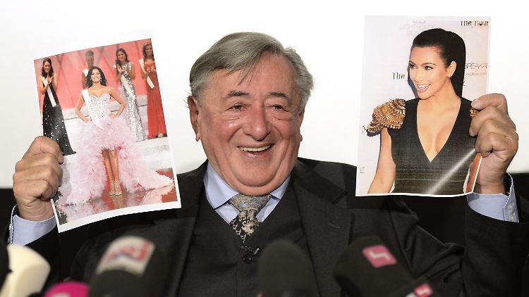 Da kann man schon mal strahlen, wenn man von zwei brünetten Grazien zum Ball begleitet wird.