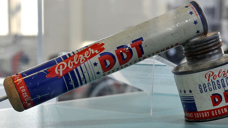 In den 50er Jahren ging man mit DDT gegen Insekten vor. Dass das Pestizid Menschen erheblich schadet, wurde erst später entdeckt.