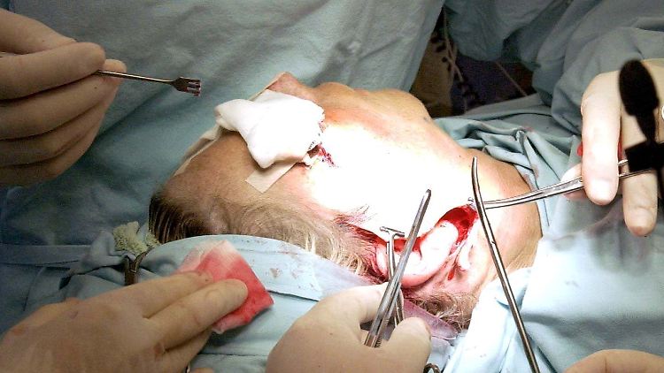 Bei einer Gesichtsoperation in einer Privatklinik.