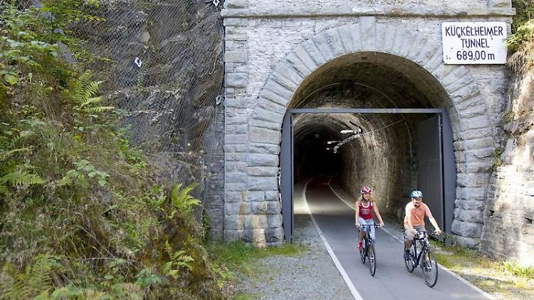 Endlich wieder in der Sonne: Der Kückelheimer Tunnel ist ein Höhepunkt des "Sauerland-Radringes", allerdings feucht und dunkel.