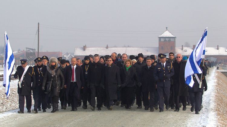 Begleitet von israelischen Militärs und Überlebenden des Holocausts gedenken die Abgeordneten den 1,1 Millionen ermordeten Juden von Auschwitz.
