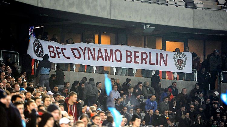 Kleine Provokation: Fans von Djurgården IF provozieren die Anhänger von Union Berlin.