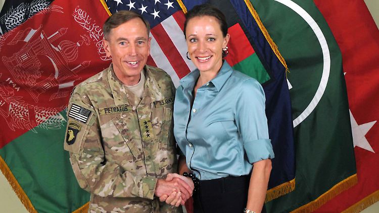 Der damalige Vier-Sterne-General Petraeus posierte mit seiner Biographin und Geliebten Paula Broadwell für die Kamera.