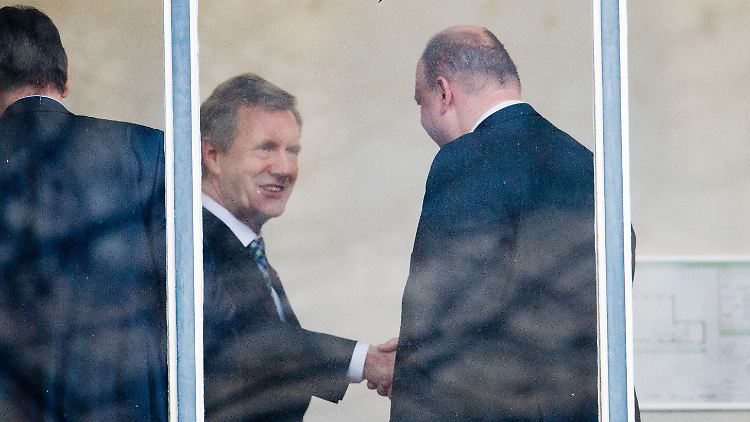 Wulff und Glaeseker scheinen sich immer noch ganz gut riechen zu können, wie diese Aufnahme aus dem Wulff-Prozess vom 22. Januar zeigt - oder etwa doch nicht?