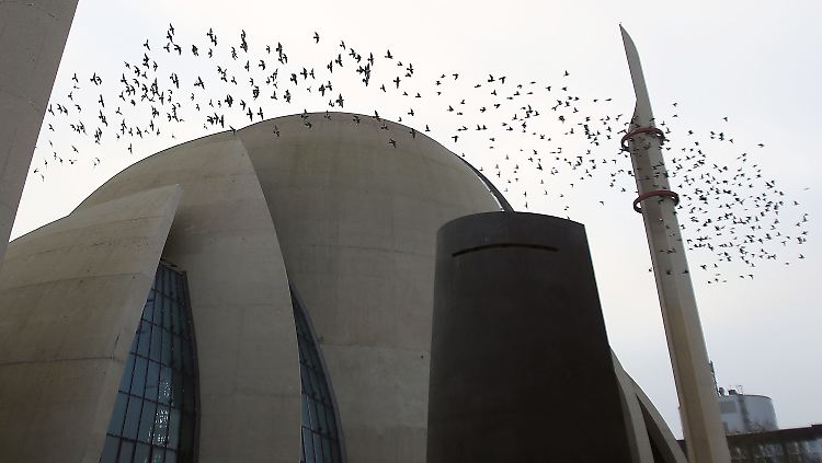 Moscheebauten - wie hier in Köln - sind in deutschen Städten sichtbarer geworden. Doch nur wenige Nicht-Muslime waren schon einmal in einem der Gebetshäuser.  