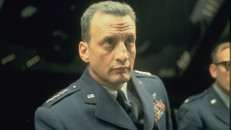 Schauspieler George C. Scott in Air-Force-Uniform bei den Aufnahmen zu "Dr. Strangelove".