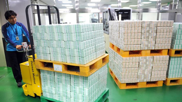 Pallettenweise Scheine: Im Keller der Südkoreanischen Zentralbank bereiten sich Angestellte auf die speziellen Anforderungen an die Bargeldversorgung zum koreanischen Neujahrsfeierfest vor.