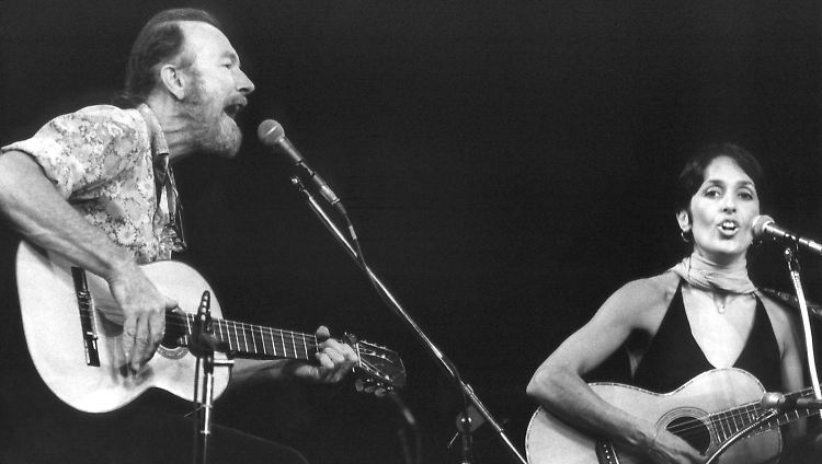 Pete Seeger 1976 bei einem Auftritt mit Joan Baez für die Menschenrechte in Chile.