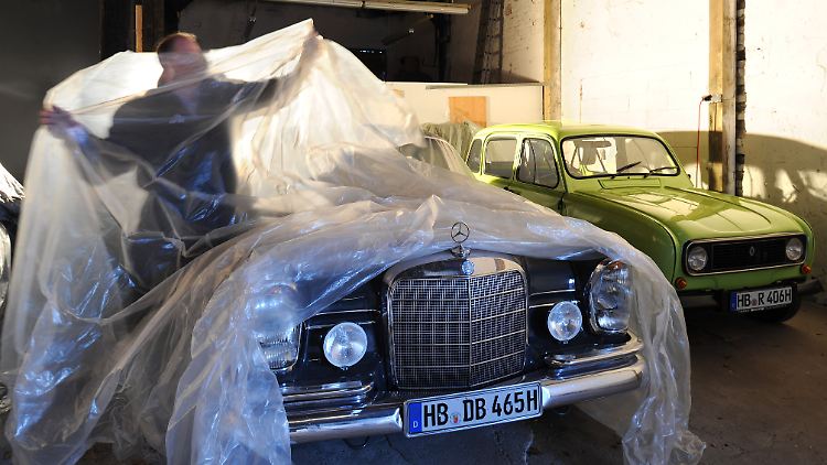 Auch der Mercedes mit Heckflosse aus dem Jahr 1965 wird durch eine Folie vor Staub geschützt.