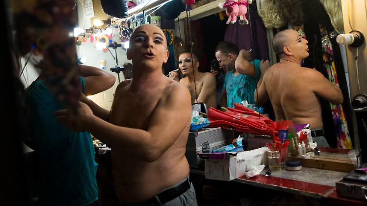 Männer bereiten sich auf ihren Auftritt als Drag Queens im Schwulen-Club "Majak" vor.
